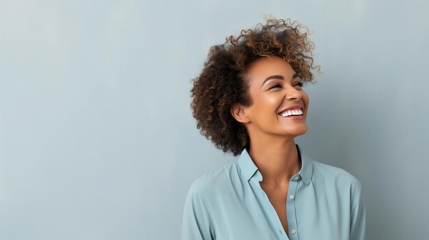 Feliz mujer afroamericana con pelo rizado sonriendo Lugar para texto