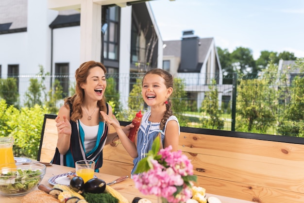 Foto feliz mujer alegre sonriendo a su hija