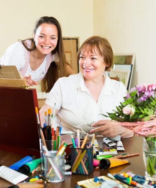 Feliz mujer artista con su admirador