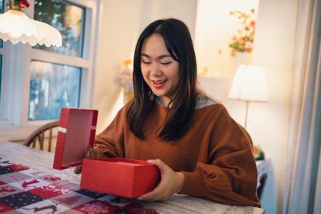 Feliz mujer asiática emocionada manos sosteniendo caja de regalo de Navidad niña alegre embalaje regalo de Navidad o caja abierta navidad año nuevo regalo de cumpleañosxA