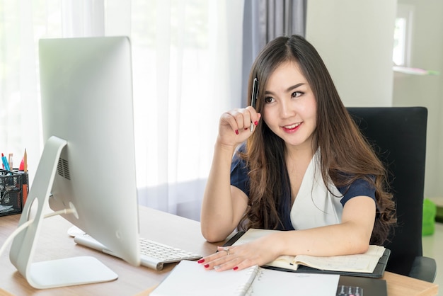 feliz mujer asiática en oficina