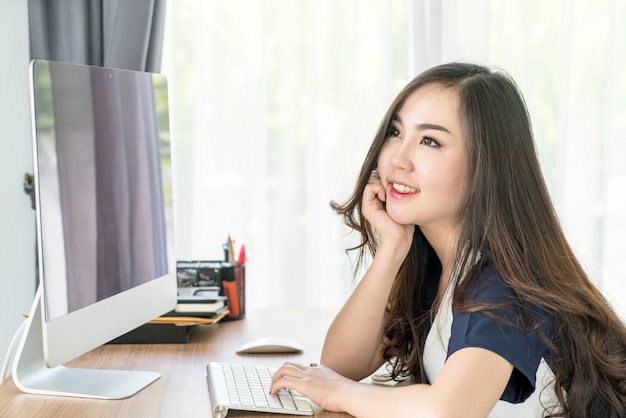 feliz mujer asiática en oficina