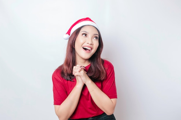 La feliz mujer asiática de Santa está sonriendo aislada por el concepto de Navidad de fondo blanco