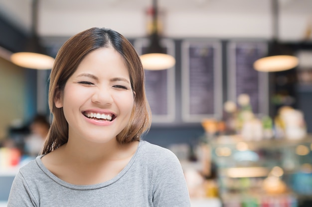 Feliz mujer autónoma con fondo de panadería