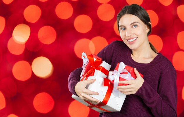 Feliz mujer bastante joven con caja de regalo