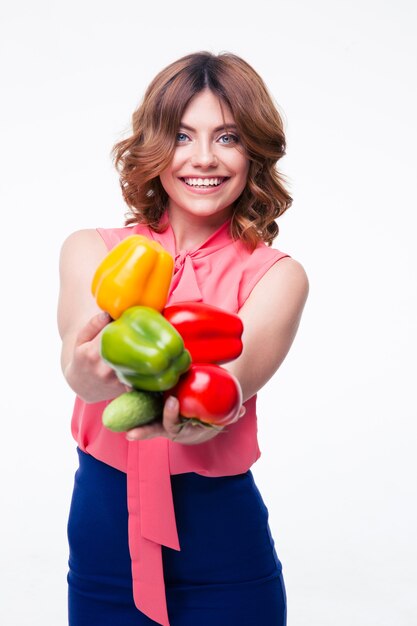 Feliz mujer bonita sosteniendo verduras