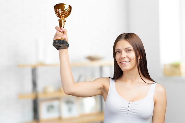 Foto feliz mujer casual mostrando su gran trofeo