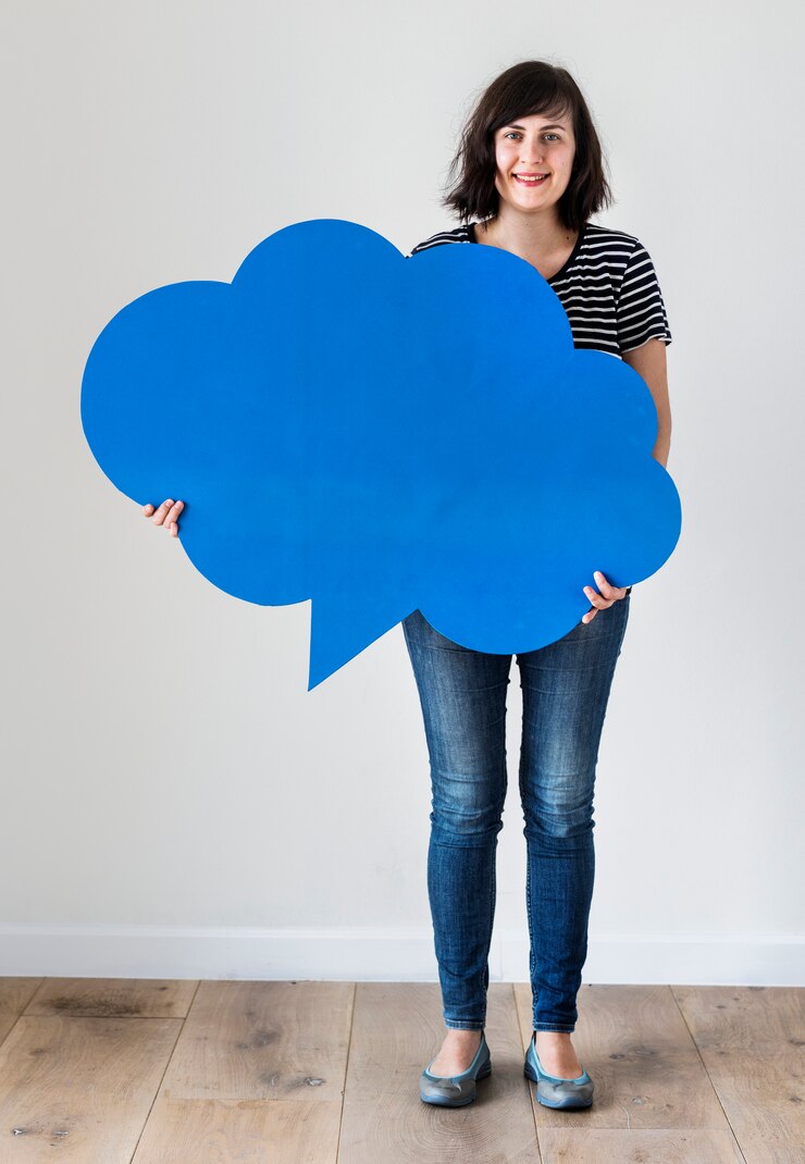 Foto feliz mujer caucásica sosteniendo copyspace discurso burbuja