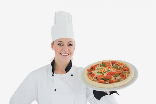 Feliz mujer chef con pizza