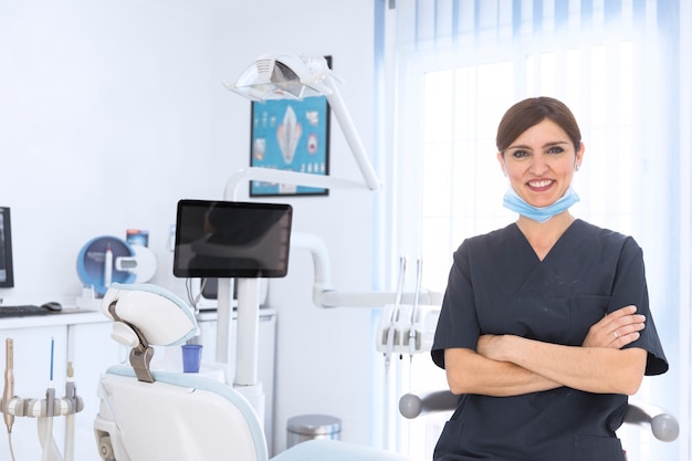 Feliz mujer dentista en clínica