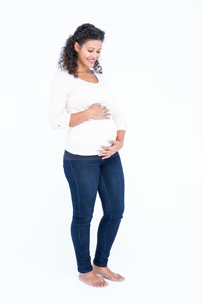 Feliz mujer embarazada con abdomen