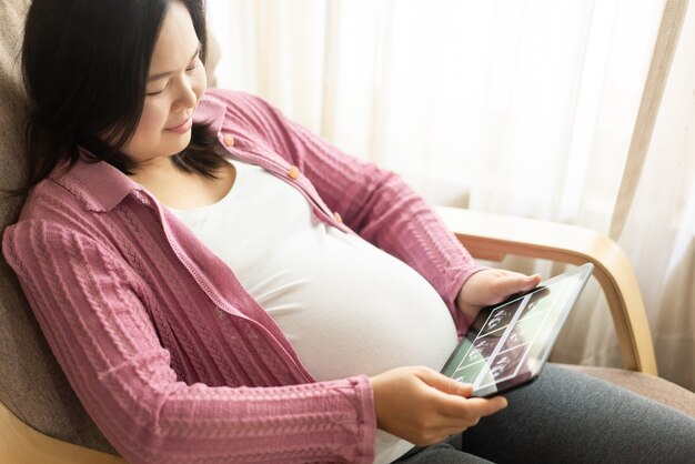 Feliz mujer embarazada con bebé en vientre embarazado. Atención prenatal de maternidad y embarazo de la mujer.