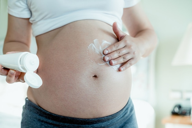 Feliz mujer embarazada con bebé en vientre embarazado. Atención prenatal de maternidad y embarazo de la mujer.