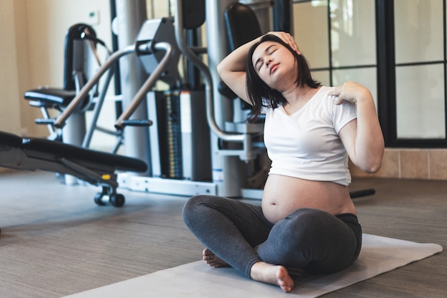 Feliz mujer embarazada con bebé en vientre embarazado. Atención prenatal de maternidad y embarazo de la mujer.