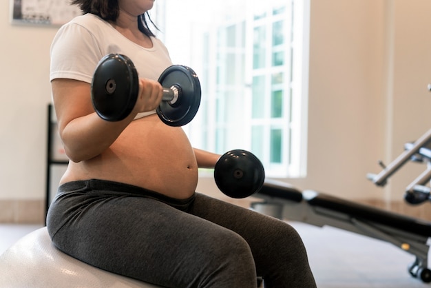 Feliz mujer embarazada con bebé en vientre embarazado.