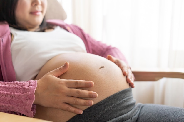 Feliz mujer embarazada con bebé en vientre embarazado