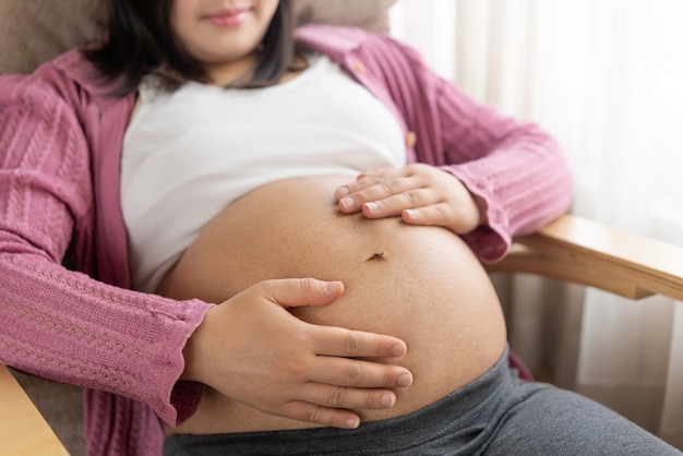 Feliz mujer embarazada y esperando bebé.