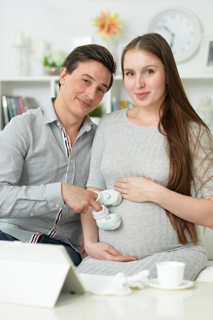 feliz, mujer embarazada, con, marido