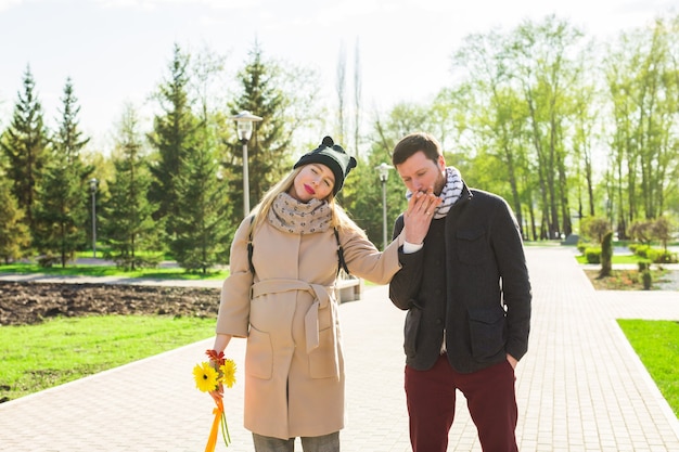 Feliz mujer embarazada y su marido en el parque.