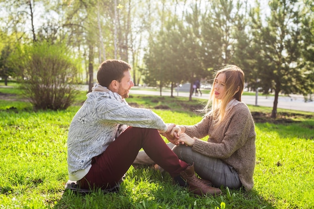 Feliz mujer embarazada y su marido en el parque.