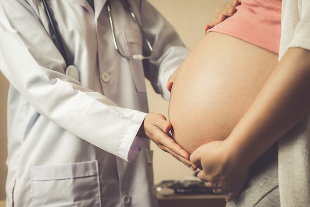 Feliz mujer embarazada visita al médico ginecólogo en el hospital o clínica para consultor de embarazo