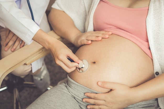 Feliz mujer embarazada visita al médico ginecólogo en el hospital o clínica para consultor de embarazo.