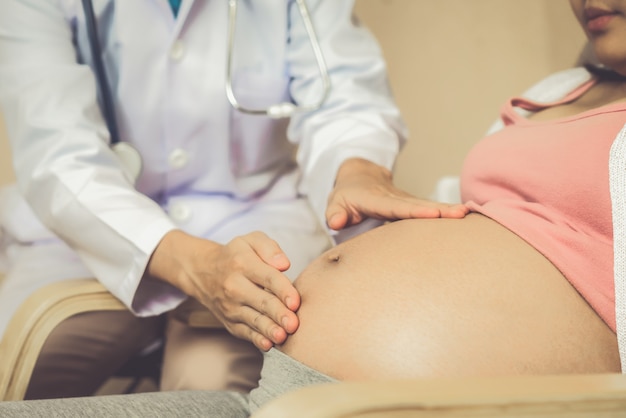 Feliz mujer embarazada visita al médico ginecólogo en el hospital o clínica para consultor de embarazo.