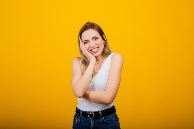 Feliz mujer emocional riendo desde el fondo de su corazón