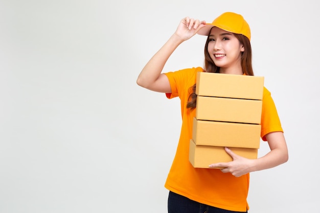 Feliz mujer de entrega de Asia en uniforme naranja con caja de paquete paquete aislado sobre fondo blanco, mensajería de entrega y concepto de servicio de envío