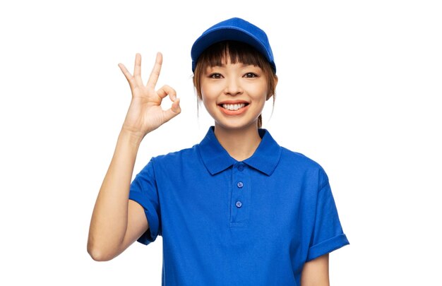feliz mujer de entrega sonriente mostrando el gesto de ok