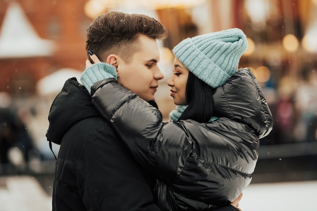 Feliz mujer y hombre en el mercado de Navidad