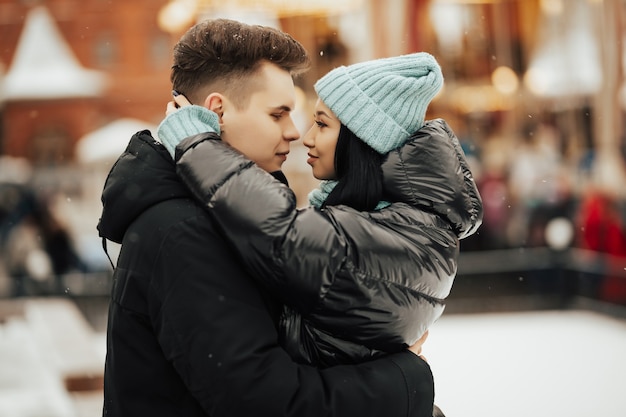 Feliz mujer y hombre en el mercado de Navidad