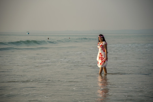 Feliz mujer india disfrutando de unas vacaciones en la playa.