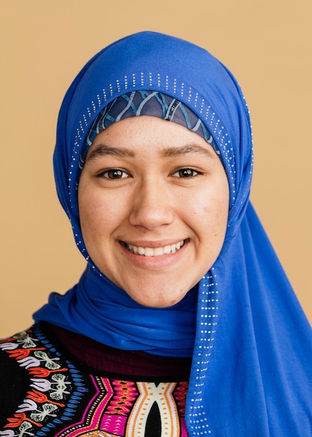 Feliz mujer islámica en un hijab azul