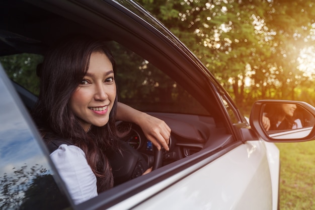 Feliz mujer joven en coche