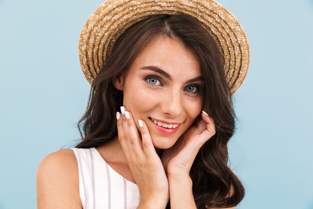 Feliz mujer joven emocionada posando pared aislada.