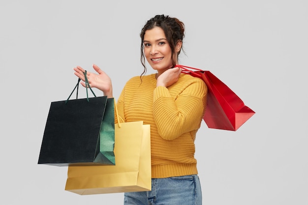 feliz mujer joven sonriente con bolsas de compras