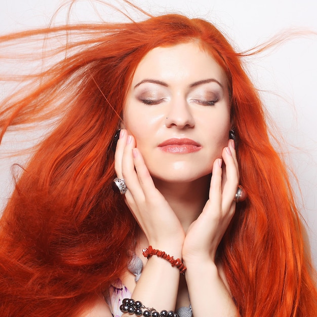 Foto feliz mujer con largo cabello rojo que fluye