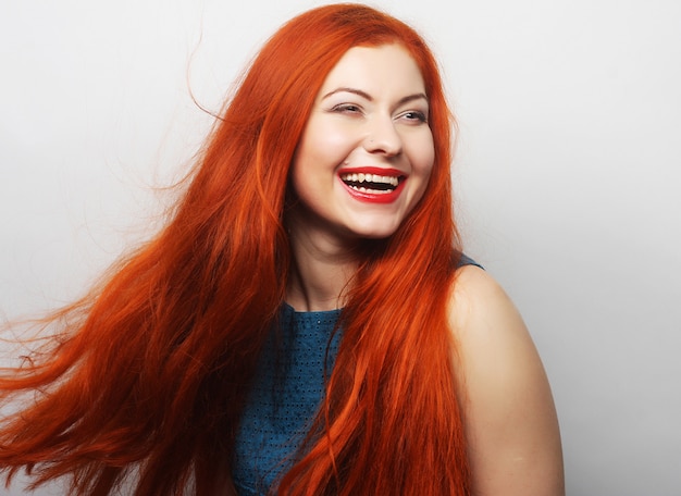 Foto feliz mujer con largo cabello rojo que fluye