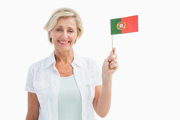 Feliz mujer madura con bandera de portugal en fondo blanco