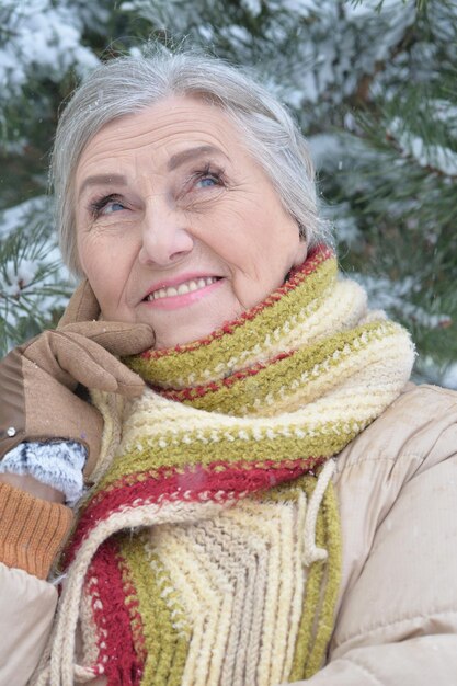 Foto feliz mujer madura posando al aire libre en invierno