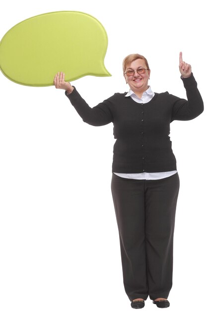 Feliz mujer de mediana edad sosteniendo burbujas de discurso sobre fondo blanco