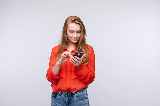 Feliz mujer mensajes y mensajes de texto en el teléfono