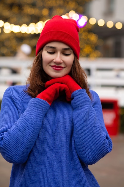 Feliz mujer morena caminando en la feria de navidad