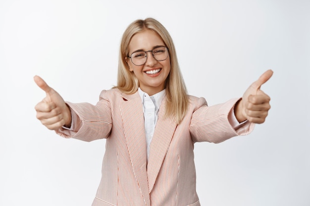 Feliz mujer de negocios alcanzando las manos estirando los brazos para felicitarte alabando el buen trabajo con un abrazo de pie sobre fondo blanco.