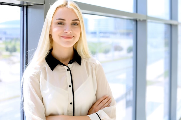 Foto feliz mujer de negocios moderna con informe financiero está en la oficina.