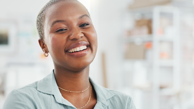 Feliz mujer de negocios orgullosa y riendo pensando y luciendo segura con una mentalidad positiva y motivación en el cargo Retrato de una exitosa mujer negra satisfecha con su carrera o elección de trabajo