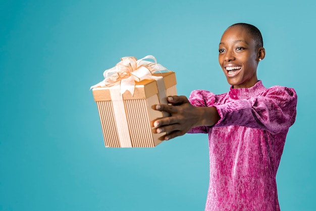 Feliz mujer negra dando un regalo