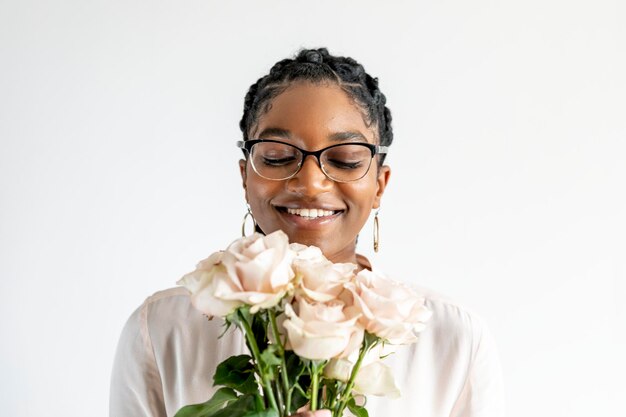 Feliz mujer negra sosteniendo un ramo de flores