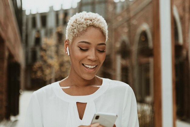 Feliz mujer negra en su teléfono